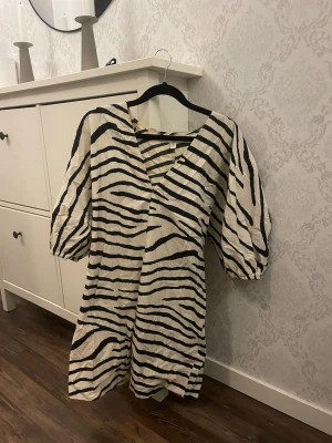 Zebra klänning - Fin klänning från H&M i zebra mönster med vit/krämfärgad färg💓 