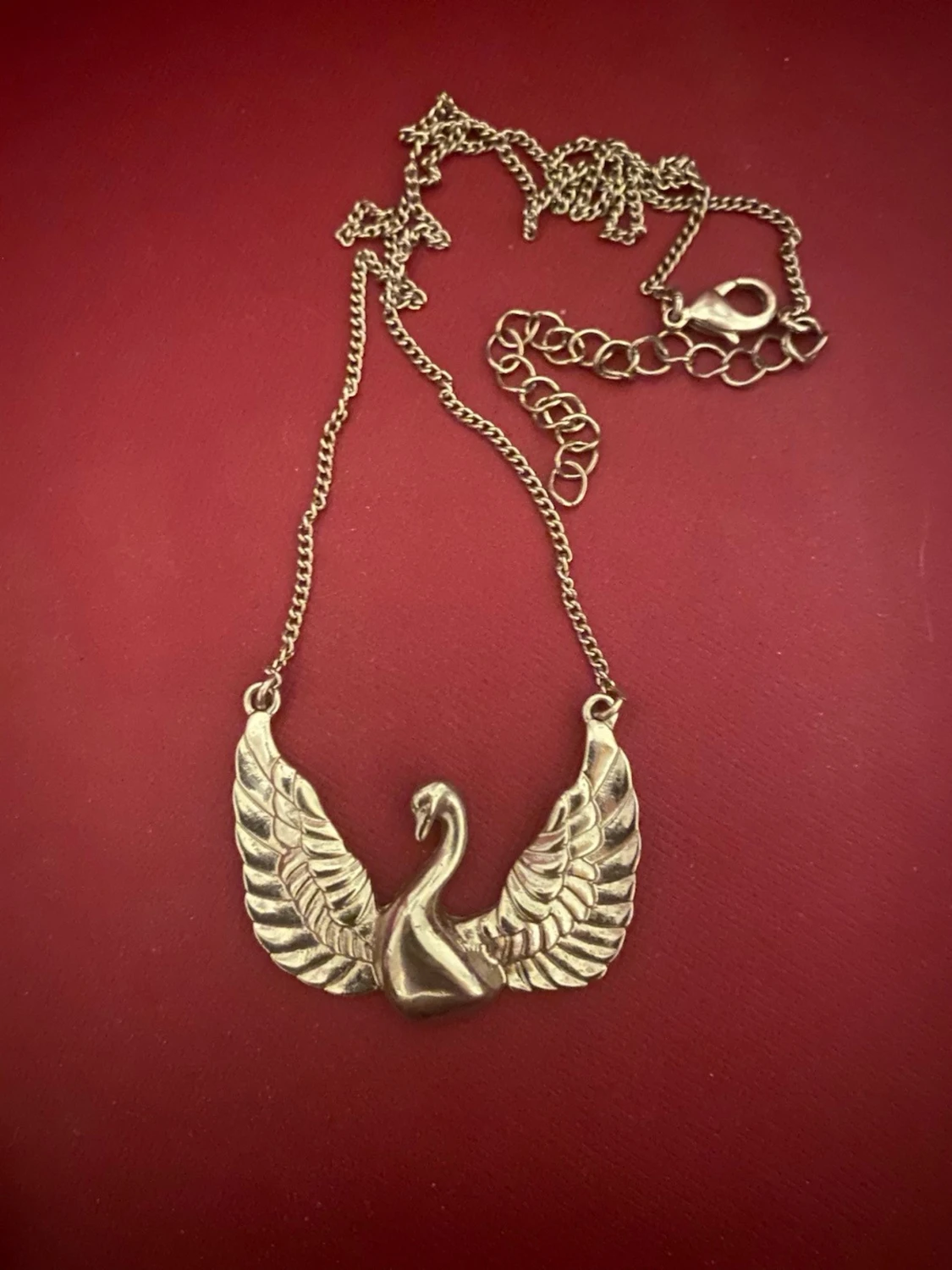 Silverfärgat halsband med svanmotiv