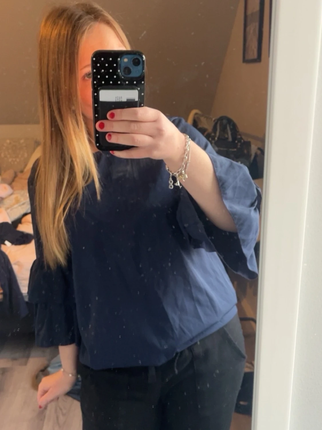 Mörkblå blus med volangärmar