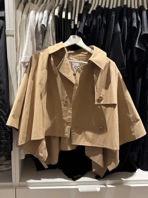 Cos jacka  - Jättefin, använd 2 gånger. Finns inte att köa längre. Sitter som en S. 