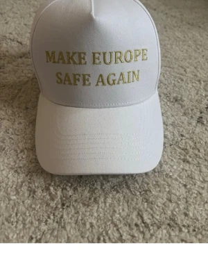 ”MESA” keps - Säljer denna ”Make europe great again” kepsen. Kepsen är helt oanvänd och råkade beställa den när jag skulle köpa andra liknande plagg.