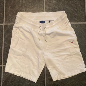 Vita shorts från Gant  - Vita shorts från Gant i storlek L