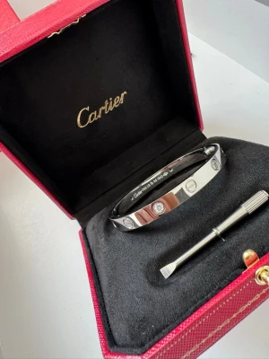 Armband • Carti • Alla Storlekar  • Dam Smycken - Finns från storlek 15 - 19 | Box & Certifikat 300:-(Seperat Annons) • Kvalitet: Samma kvalité som butik . Material: Äkta metall (Rostar ej) • Serienummer: Ja (unik märkning) • High-end Detaljer Som Orginal Beställ Innan 20:00 sà postas det samma kväll eller tidigare på dagen. 1-2 dagars frakt. Följ oss gärna på Insta @akopia.smycken