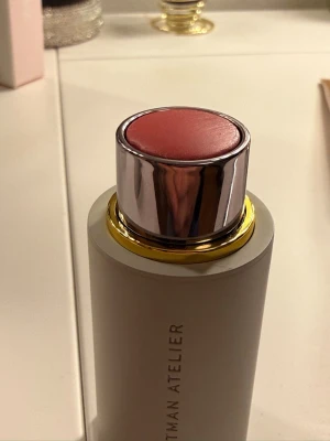 Rouge stick från Westman Atelier - Krämrouge i stickformat från Westman Atelier i färgen DOU DOU. Perfekt för att ge kinderna en fräsch och naturlig glow. Enkel att applicera genom att värma upp den på handen för att applicera med borste, eller att applicera med fingret, eller direkt på huden om man så önskar, jag har bara testat den på handen och applicerat med bortse men tyckte inte nyansen passar mig. Nypriset ligger mellan 500-600kr. 