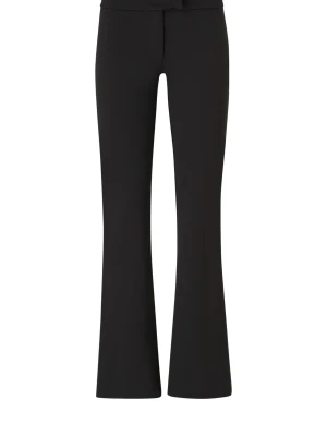 Svarta bootcut byxor - Snygga svarta bootcut byxor med utsvängda ben och klassisk passform. Perfekta för dig som gillar en stilren look. Byxorna är tillverkade i ett mjukt material som ger en bekväm känsla hela dagen. (Är byggda som kostymbyxor)* finns en mini defekt i knät