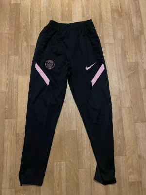 Nike x PSG - Säljer dessa psg byxor i storlek S, inte mycket andvända alls och mycket bra skick. Säljes för 349 kr men är öppen för förslag :)