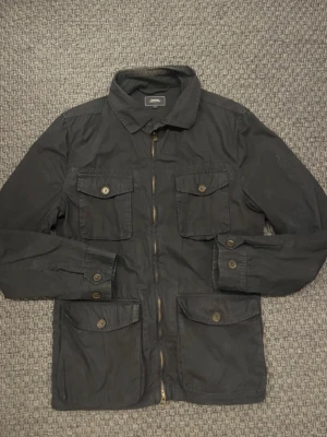 Boomerang fieldjacket - Säljer nu min skitsnygga boomerang field jacket eftersom den är lite liten. Det finns inga skador är är i extremt bra skick, det är en väldigt trendig stil på jackan som passar till allt.   Hör gärna av er om det finns frågor eller funderingar🤝
