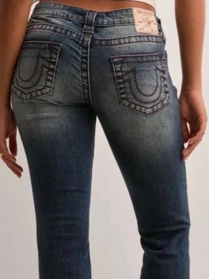 True Religion bootcut jeans blå - Snygga blå bootcut jeans från True Religion med ikoniska kontrastsömmar och broderade bakfickor. Jeansen har låg midja. Tillverkade i slitstark denim med lätt tvättad look och markerade sömmar.Säljer då de inte kommit till användning mer än 2 gånger ! 🩷
