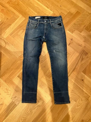 Replay Anbass w32 - Replay jeans med en riktigt schysst passform och bra skick byxorna kommer dock med defekt och det är att det är ett minimalt hål i ena fickan som enkelt går att laga därav priset!😅