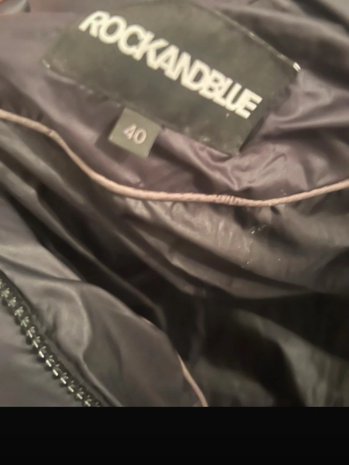 Svart pufferjacka med päls  - 4