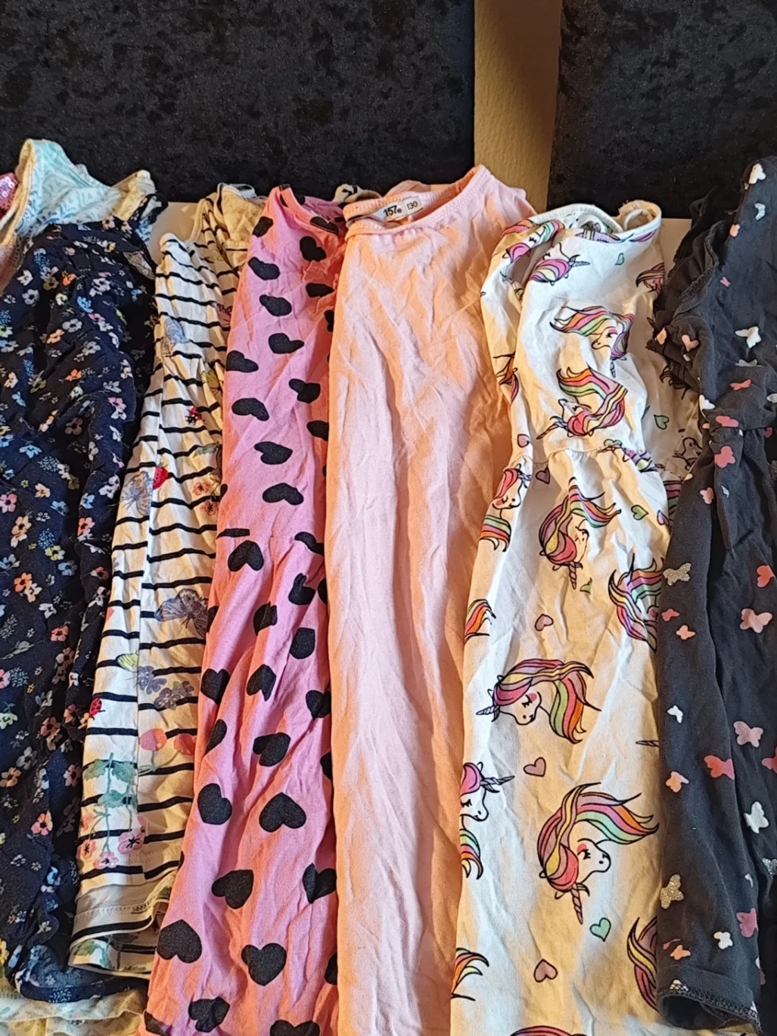 Mix av korta klänningar med mönster 122/128