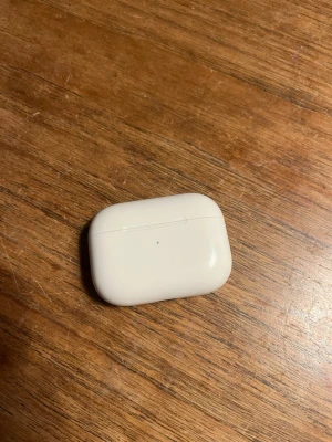 Apple AirPods Pro 2 - Säljer ett par vita Apple AirPods Pro 2 då jag köpt den nya modellen. Hörlurarna är endast ett år gamla och i gott skick. Självklart skickar jag med oanvända ear-tips(gummiploppar)!