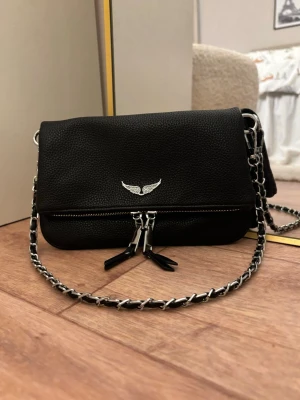 Svart väska handväska axelväska axelbandsväska kedjeväska kedja silver slutsåld populär trendig - Fin väska som är köpt utomlands i Spanien! Står inget märke på den. Är i fint skick och sparsamt använd.