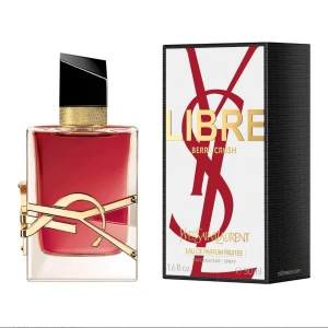 YSL Libre Berry Crush EdP 50ml - Upptäck Libre Berry Crush Eau de Parfum från Yves Saint Laurent. Flaskan är fyrkantig i glas med djup rödrosa färg och guldiga detaljer samt svart kork. Doften har noter av saftig hallon, krämig kokos, apelsinblomma och lavendel. En lyxig och modern parfym för dig som vill sticka ut. Nypris: 1475kr