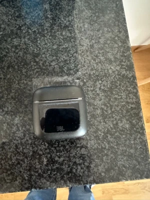 JBL svarta trådlösa in-ear hörlurar JBL tour pro 2  - Trödlpsa in-era hörlurar köpta för 2700kr maj 2024. Fungerar utan några problem/ inga defekter. Kvitto från Elgiganten finns på bild 4 