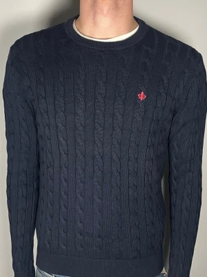 Kabelstickad Morris tröja - Säljer en riktigt snygg och trendig Kabelstickad Morris tröja i fint skick, storlek M men sitter mer som S, vid frågor är det bara att skriva //Gramenti