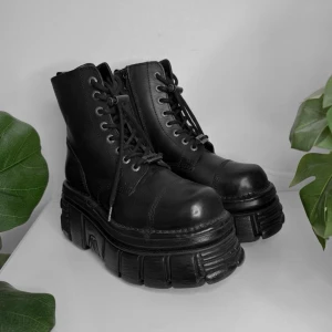 New Rock M-MILI083CCT-V1 - Coola äkta New Rock kängor med snörning och fina detaljer! 🖤Storlek 38 (innermått 23,5cm, platåhöjd 6cm) 📏I väldigt fint skick, endast använda max 2 gånger ✨ Säljes då jag bytt stil. Köp nu ✉️