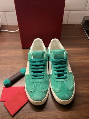 Valentino flycrew  - Hej! Säljer nu mina valentino flycrew i färgen mint grön en speciell färg och svår att hitta skicket är 10/10 använda 1 gång utomhus. Skorna är storlek 40/41 box,snören,valentino kort. Såklart är dom äkta det är bara att skriva vid minsta fundering eller om fler bilder önskas!(priset är inte huggt i sten)🤩🤩 