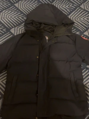 Canada goose jacka  - Säljer denna fina och värmande jackan då den inte används! Mörkblå och stilig! Storlek M men passar även S. 