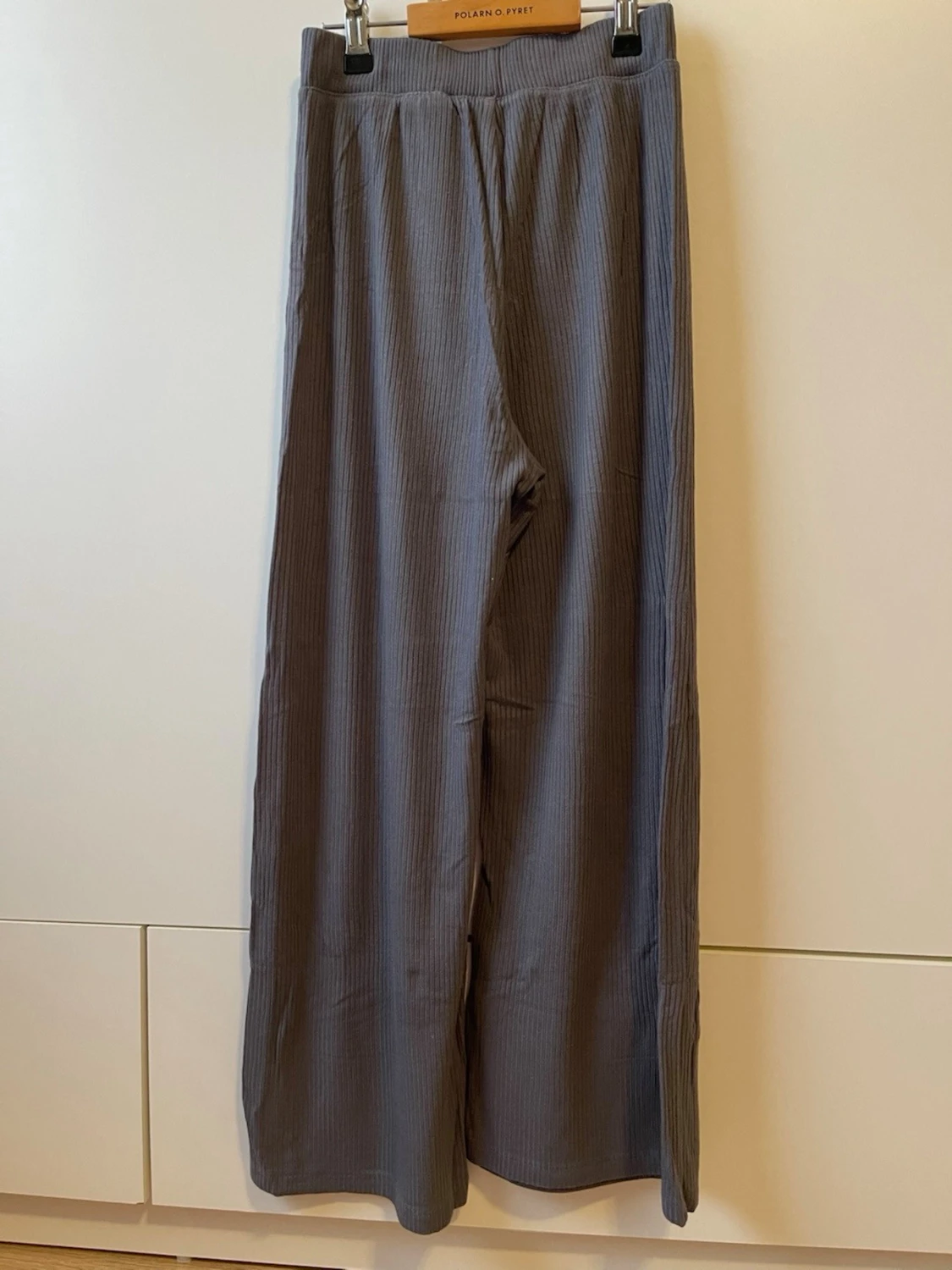 Grå vida mjukisbyxor med resårmidja - 1