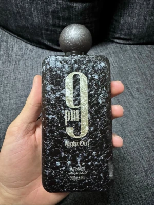 9pm Night Out parfym från Afnan - Fick den igår och har endast testat den. Har använt ungefär 5-7 spray. Den luktar väldigt gott men den är inte min typ av parfym därför säljer jag den. Original pris ligger mellan 550-600kr