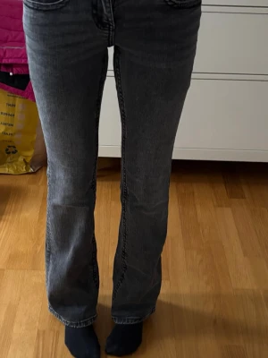 Grå bootcut jeans med låg midja - Snygga grå bootcut jeans med låg midja 