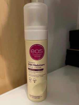 EOS 24H Moisture Shave Cream Vanilla, HELT NY! - EOS shea better 24H Moisture Shave Cream i doften Vanilla Bliss. Rakkräm i beige plastflaska med pump, innehåller sheasmör för extra återfuktning. Passar både våt och torr rakning och ger len hud. Flaskan rymmer 207 ml och har en modern, stilren design.