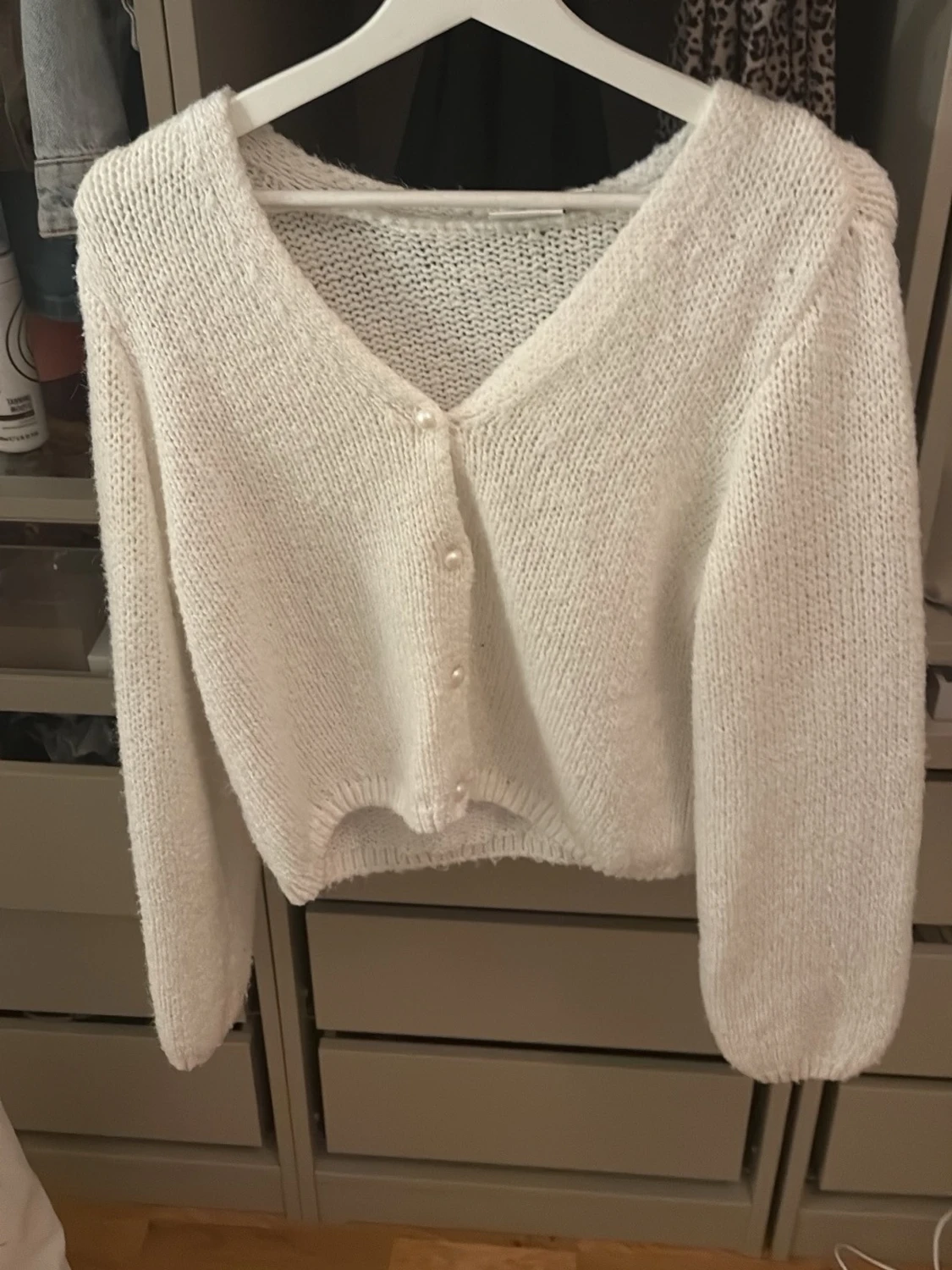Vit stickad kofta med pärlknappar - 1