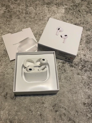 AirPods Gen 3 - Ett par nya AirPods gen 3 med originalkartong. Ljudkvaliteten är helt okej och Bluetooth funkar fint. Noise canceling finns även och funkar. Hör gärna av er vid frågor!