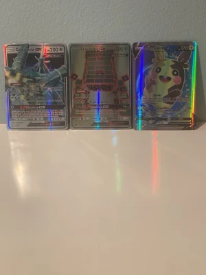 Pokémon GX och V samlarkort holo - Tre Pokémon samlarkort: Celesteela GX, Stakataka GX och Morpeko V. Alla korten har holografisk finish och färgstarka illustrationer. Perfekt för dig som gillar att samla eller spela Pokémon TCG.