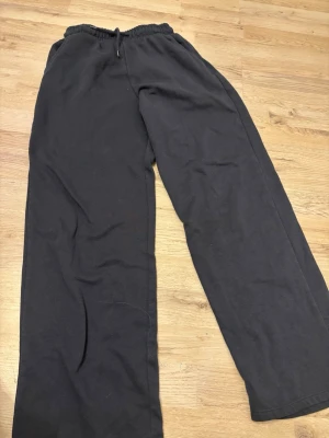 Mörkblå mjukisbyxor från lager157 - Mörkblå mjukisbyxor från lager157 med resår och dragsko i midjan. Byxorna har raka ben och är tillverkade i mjukt bomullsmaterial. Perfekta för chill dagar eller när du vill vara extra bekväm. Dom är i storlek Xs men de är mer en S skulle jag säga 