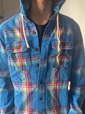 Väldigt sällsynt overshirt från hollister  - As snygg och eftertraktad overshirt från hollister. Den är i väldigt fint skick och passar till mycket. Priset kan absolut diskuteras! 