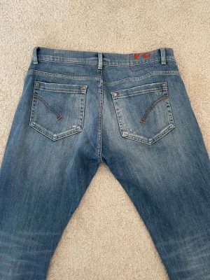 Dondup George jeans -  Säljer dessa riktig snygg jeans som jag köpte på  Care of Carl för cirka 1 år sedan. Nypris 4000 kr och rekommenderar längden 180-190cm