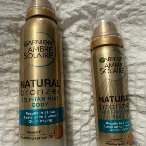 Garnier Ambre Solaire Natural Bronzer - Garnier Ambre Solaire Natural Bronzer Self-Tan Mist för kroppen ger en naturlig solkysst ton. Sprayen kommer i en guldig flaska och innehåller vitamin E samt aprikoskärnolja. Enkel att applicera och torkar snabbt för ett jämnt resultat.