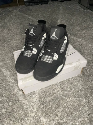 Jordan 4 retro  - Säljer mina Jordan 4 storlek EU 41 Dom är använda men inga stora skador, skicket är väldigt bra och allt man bör se finns med på bilderna  Originalbox medföljes men den är inte i toppskick 