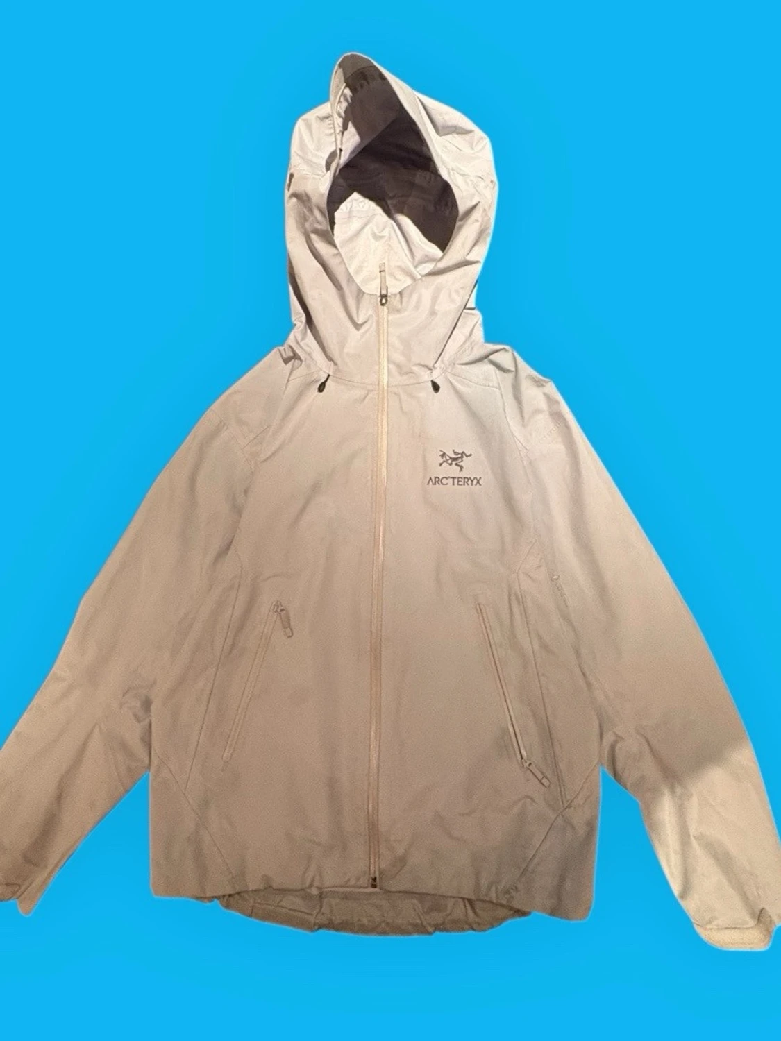 Ljusgrå regnjacka från Arc'teryx