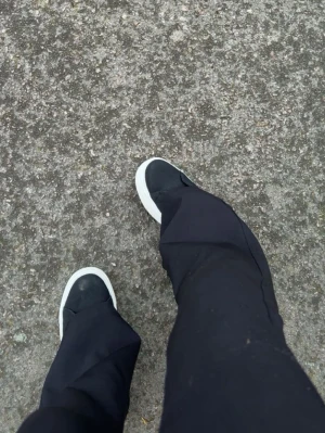 Svarta slip-on sneakers med vit sula - rengörs innan jag skickar iväg de. 🤍