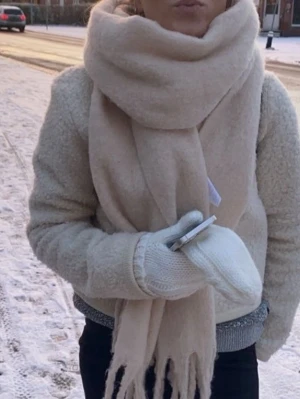 Vit teddyjacka - Mysig vit teddyjacka med rund halsringning och fyra dekorativa guldknappar framtill. Jackan har lång ärm och är tillverkad i ett fluffigt teddy-material som ger en trendig och chill vibe. Perfekt att slänga på sig över en hoodie eller t-shirt.