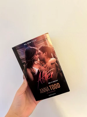After av Anna Todd Bok - Boken After (den första i kollektionen) av Anna Todd. På bild 2 syns små defekter av vatten. 