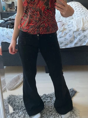 Svarta bootcut jeans - Aldrig använda jans från cheap monday. Storlek 28/30. Passar mig som är 160cm lång
