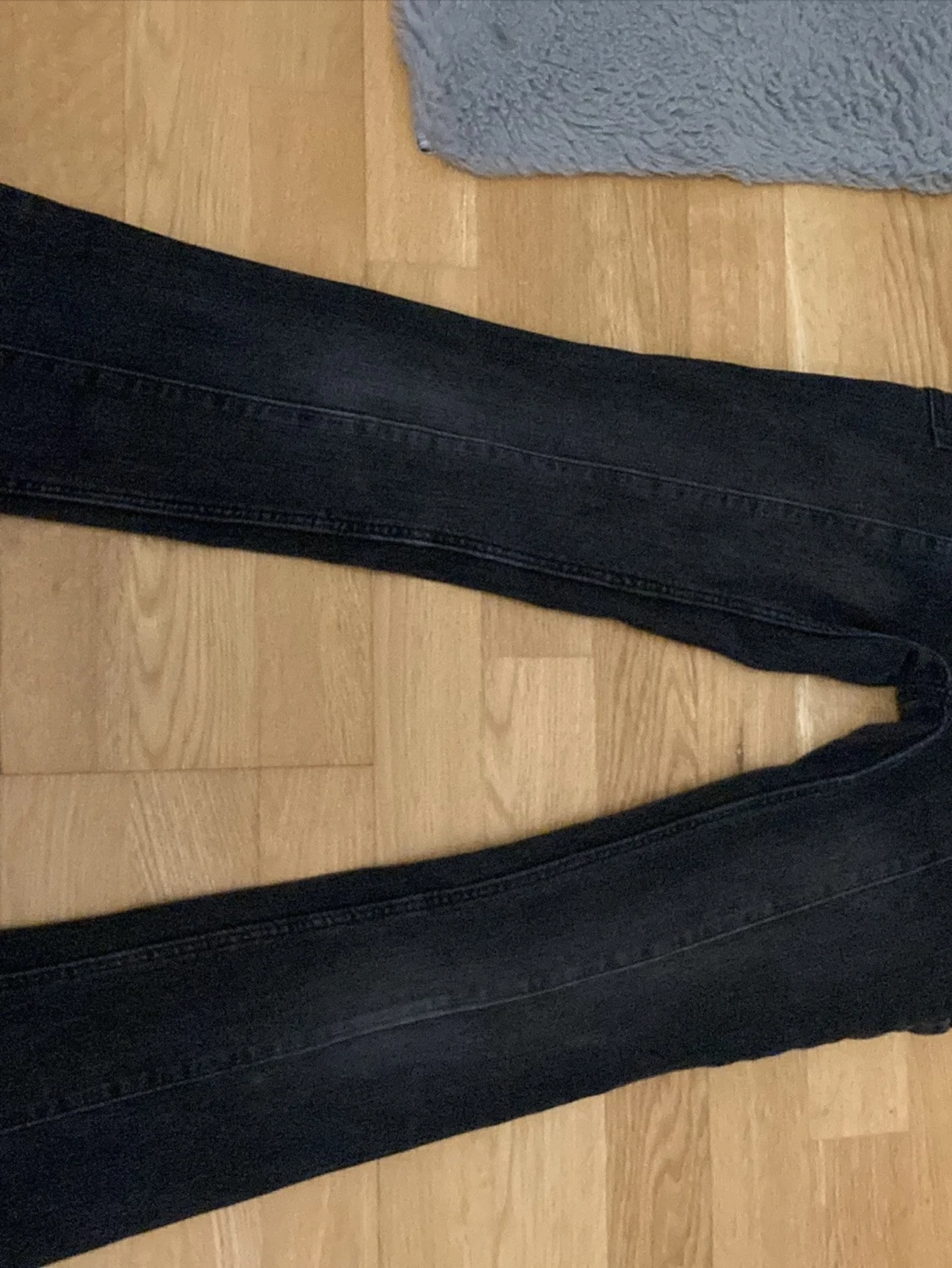 Svarta utsvängda jeans för barn