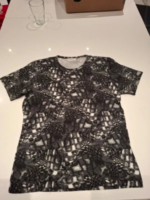 Tröja med fint tryck  - Skriv om du har några funderingar 