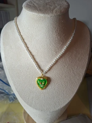 Klassiskt vitt pärlhalsband - Fler fina accessoarer finns på min profil 💍  More exquisite accessories on my profile listings.