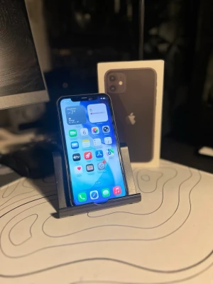 iPhone 11 - Bra skick - iPhone 11 - Svart Laddare inkluderad Skal inkluderad Original box  83% Batteri Kapacitet 64gb   Priset kan diskuteras! ☺️