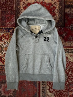 Hollister cardigan  - Riktigt schysst hoodie/ cardigan från Hollister i mycket gott skick och sitter o så najs! 🙌 Hör sv dig vid fråga! ✌️ Storlek L men sitter som en S