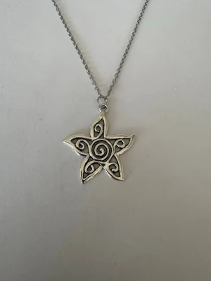 Halsband starflower  - Halsband som inte är i äkta silver/guld. Kedja är oftast 50cm men kan ibland komma i 45cm. Kedja är rostfritt stål, berlock oftast i zinklegering men kan även det i vissa fall vara rostfritt stål. Be gärna om mått på berlock om detta är viktigt då bilderna är missvisande när det gäller hur stora dom är! 🌹❤️  Allt är nytt.  Bud accepteras inte 🥰🌹
