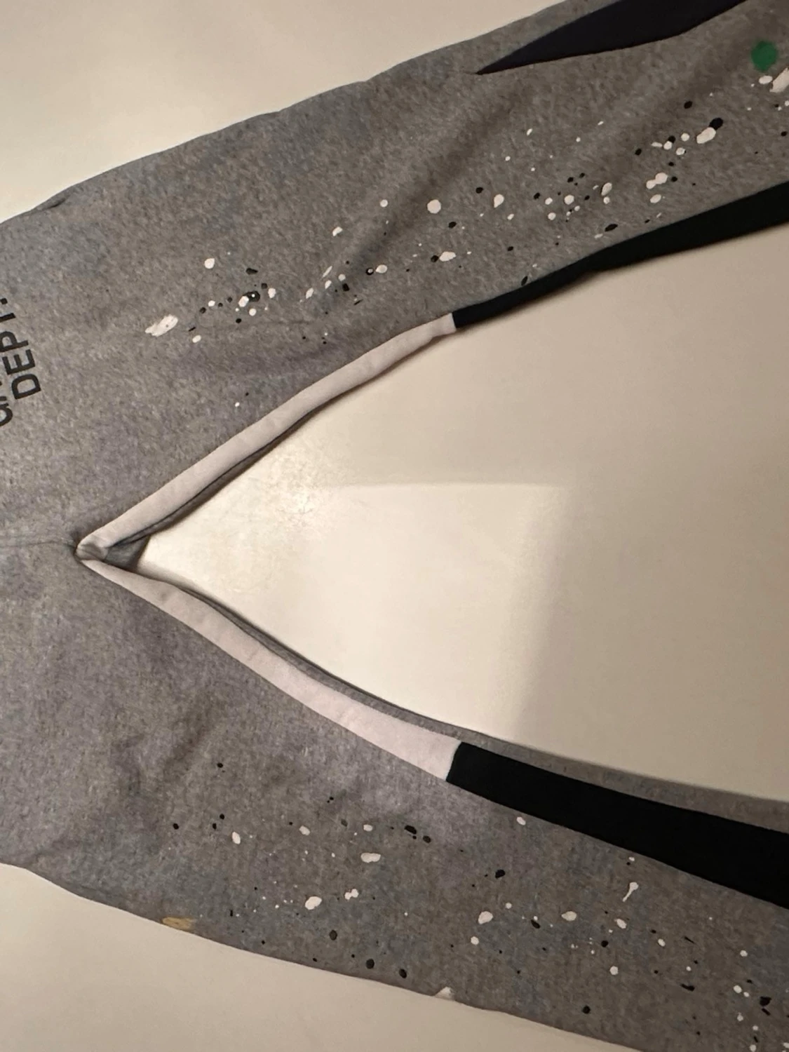 Grå mjukisbyxor med färgstänk