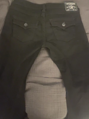 True religion black joey - True religion jeans I stilen Joey, dem är lågmidjade och har storlek 29 i midjan och 32 i ben! Säljer då de va för stora :( OBS jeansen kanske ser lite konstiga ut i passformen på bilderna pga att de faktiskt är förstora för mig! Pris kan diskuteras 🫰