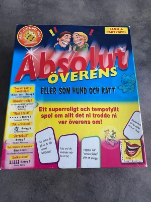Sällskapsspel Absolut Överens - Absolut Överens är ett färgglatt och tempofyllt sällskapsspel där du och ditt lag ska svara på roliga frågor och försöka vara överens. Spelet innehåller spelplan, kort, timglas och spelpjäser. Perfekt för familj eller vänner.