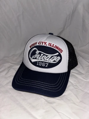 Chicago keps - ✦ Blå/svart/vit färg                                                          ✦ Helt ny 🆕 ✦ Justerbar ✅ ✦ One size 👤 ✦ Snabb frakt 🚚 ✦ Frågor eller fler bilder? Skriv 📩